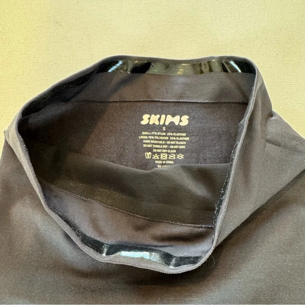 NWOT SKIMS Sz M Black High Waisted Tummy Control Shapewear Mid Thigh Shorts